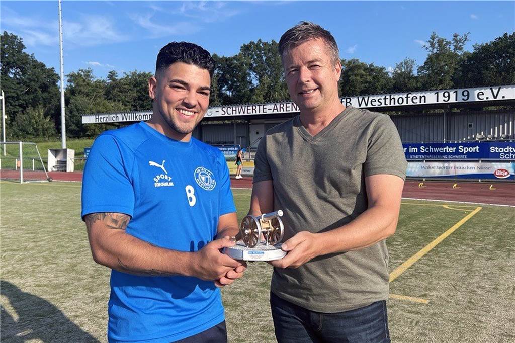 Für die Schwerter Ruhr Nachrichten übergab Sportredakteur Michael Dötsch (re.) die Torjägerkanone an Giuseppe Restieri.