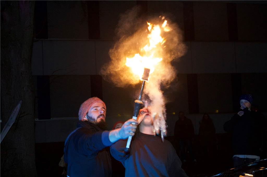 „Nacht der Lichter“ im Stadtbezirk Mengede: Feuershow und Lichtermeer Nacht der Lichter im Stadtbezirk Mengede