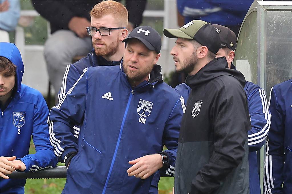 Bei Wacker Obercastrop wird eine Nummer Zwei gesucht Für die Spiele bei YEG Hassel und gegen den SC Neheim soll laut Wacker-Trainer Aytac Uzunoglu (r.) auf jeden Fall Chris Ebeling (mit Brille) zwischen den Pfosten stehen. In Gelsenkirchen als Reserve-Keeper nicht zur Verfügung steht Torwart-Trainer David Menke (vorne links) - wegen seiner Hochzeitsfeier.