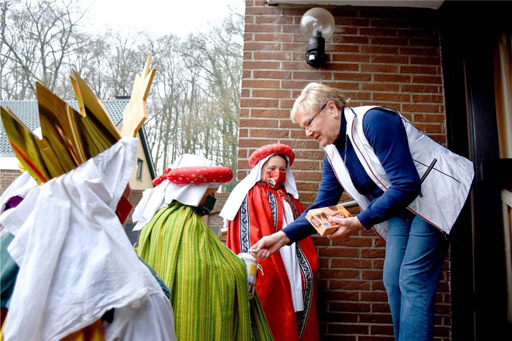 Sternsinger und Tannenbaumaktion: „Ich hatte gar nicht mit euch gerechnet!“ Für die Sternsinger galt in diesem Jahr ein striktes Hygienekonzept: Mundschutz und ein aktueller negativer Coronatest waren Pflicht.