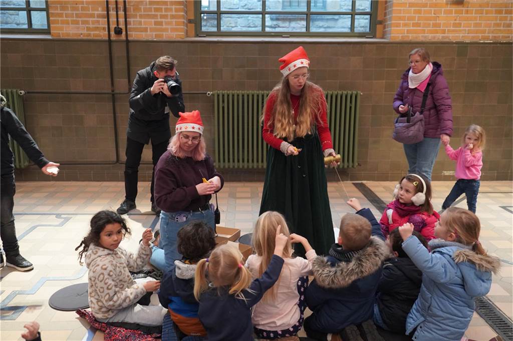 Der Nikolaus und sein Gehilfe Knecht Ruprecht besuchten Kinder am Schiffshebewerk Henrichenburg.