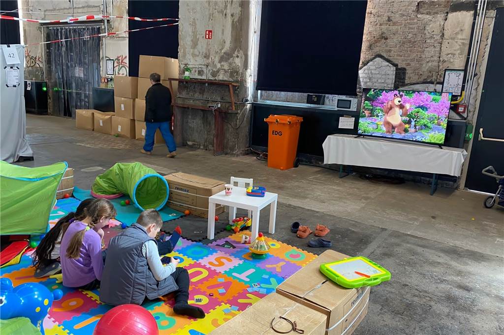 Kritik an Dortmunder Notunterkunft: „Wie ein Schlag in die Magengrube“ Für die ukrainischen Kinder gibt es eine Spielecke.