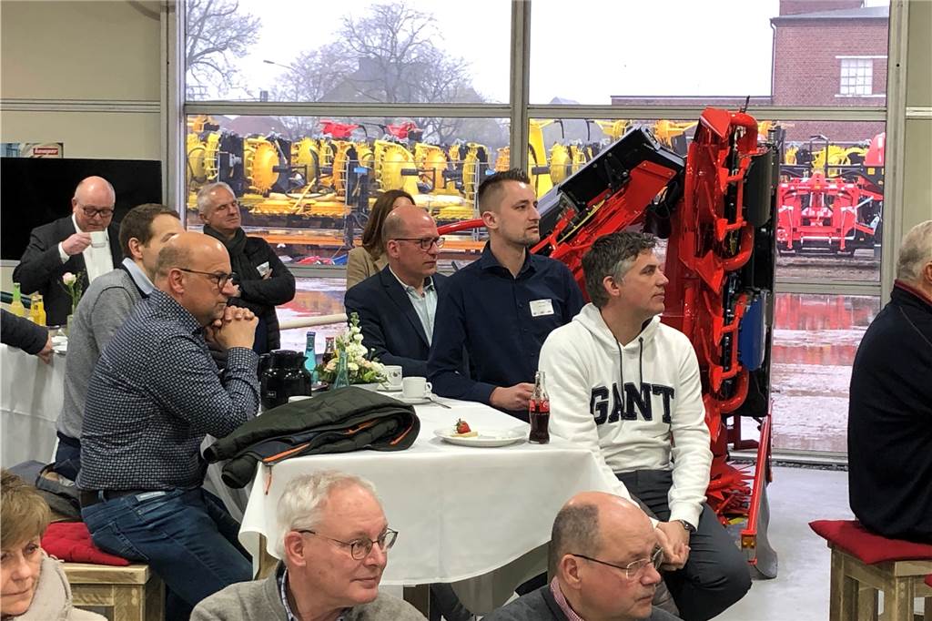Kempers „Kolbenfresser“ ernten 500 Tonnen Mais in der Stunde Für die Unternehmer ist die "Frühschicht" eine willkommene Gelegenheit zum "Netzwerken".