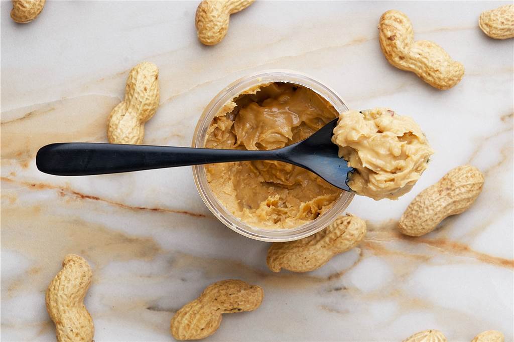 Schnell kaufen, schnell selber machen: 5 Last-Minute-Weihnachtsgeschenke für die ganze Familie Für die veganen Snickers braucht man Erdnussbutter.