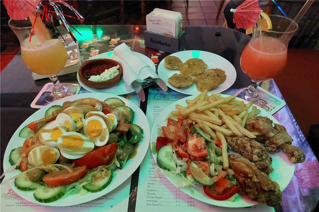 Urlaubsgefühl in der Altstadt: Wir testen die neue Bar „Punta Cana“ Gemischter Salat und frittierte Hühnchenstücke mit frittierten Bananen, dazu die Cocktails "Sex on The Beach" und "Mai Tai" in der Bar "Punta Cana".
