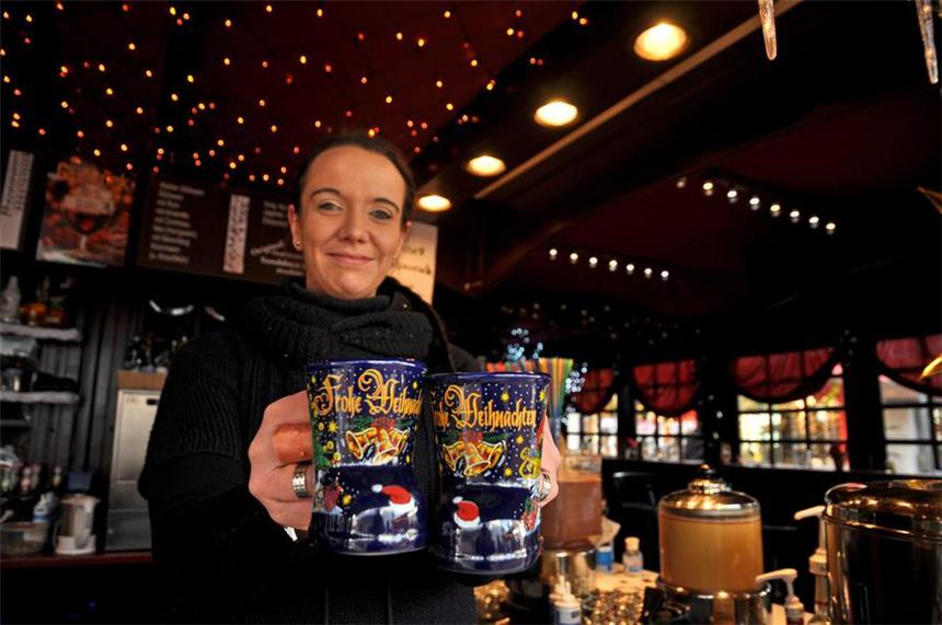 Erster Lüner Wintermarkt - Stand-Betreiber zufrieden Für die Veranstalter war der erste Wintermarkt in Lünen ein Erfolg. Auf dem Foto: Glühweinverkäuferin Judith Eichstaedt