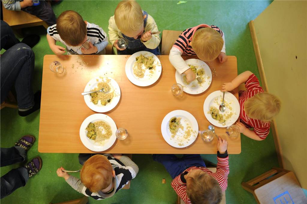 Höhe der Elternbeiträge im Kreis Unna unterscheidet sich deutlich Für die Verpflegung der Kita-Kinder müssen Eltern extra zahlen – die Abrechnung läuft über den Träger der Kindertagesstätte.