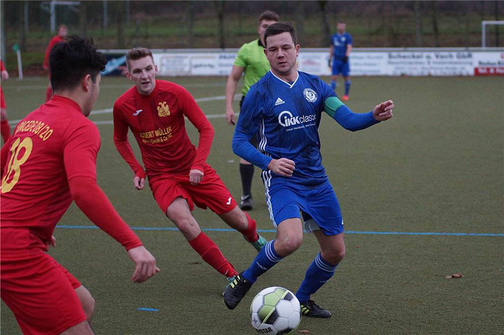 Kampfansage: Holzwickeder SC gründet eine fünfte Mannschaft – mit zahlreichen spannenden Namen Für die zweite Mannschaft des HSC lief Jan Hoppe (r.) zeitweise als Kapitän auf, im Winter startete er ein Comeback in der Bezirksliga-Mannschaft. Nun geht er mit seiner fünften Mannschaft ein neues Projekt an.