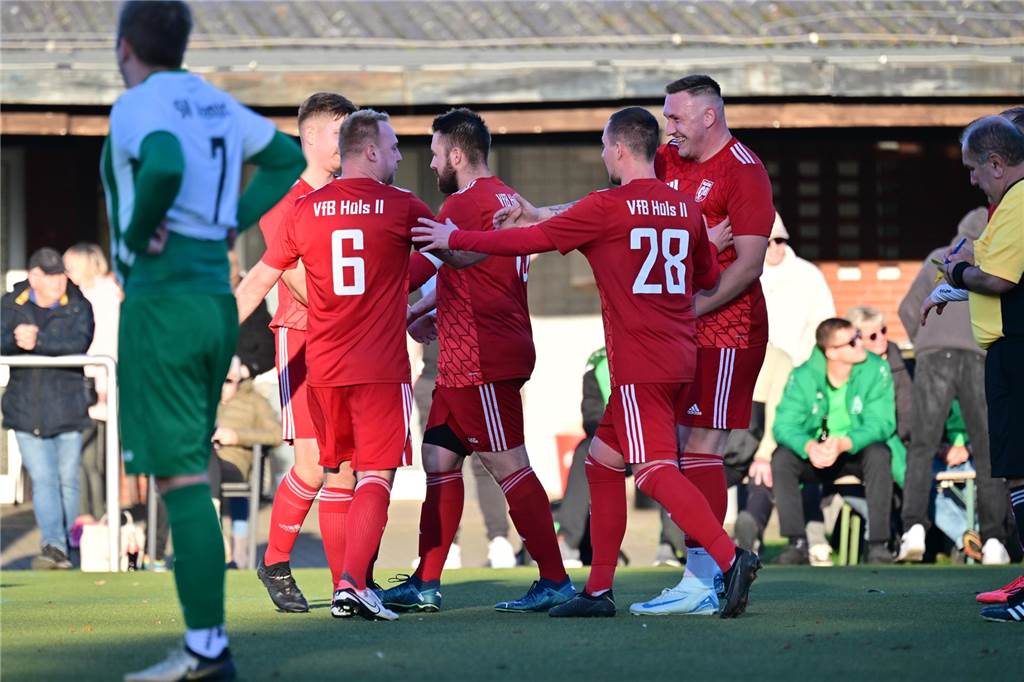 Für die zweite Mannschaft des VfB Hüls gab es in der Kreisliga B2 in der Hinrunde einiges zu feiern. Die Truppe vom Badeweiher überwintert auf einem direkten Aufstiegsplatz.   