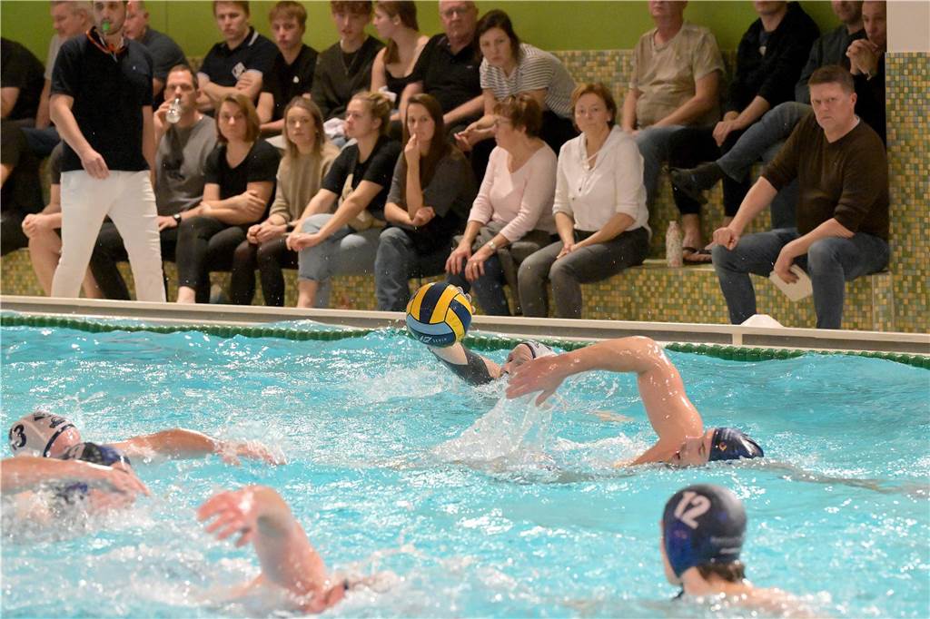 Für die Zweitliga-Wasserballer des SV Lünen 08 stand gegen SV BW Bochum prompt ein Topspiel an.