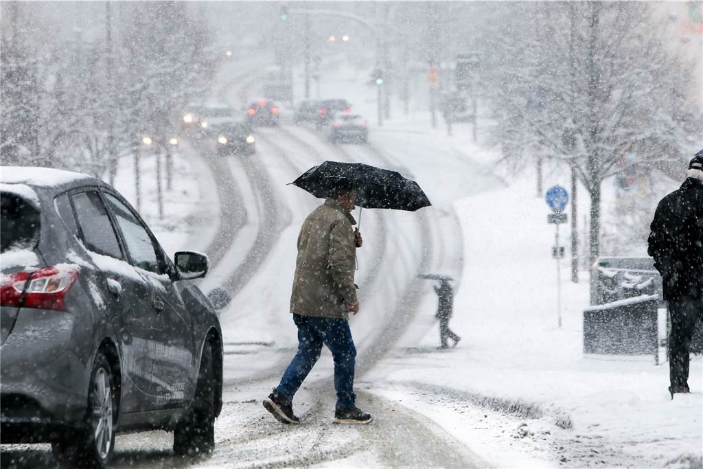 Schnee- und Rodelspaß unterm Florianturm Für diejenigen, die durch den Schnee zur Arbeit gelangen mussten, war der Morgen eher ungemütlich.