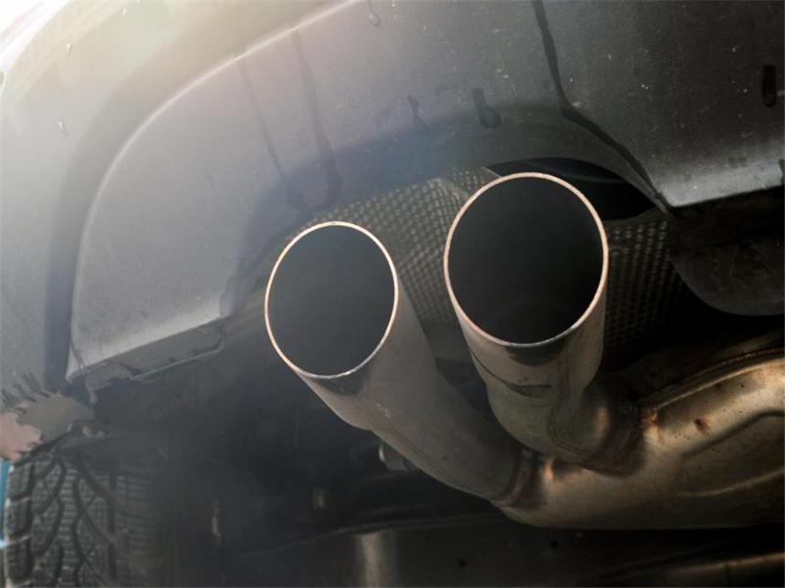 Deutsche Großstädte halten Diesel-Fahrverbote für möglich Für dieselbetriebene Autos könnte die Einfahrt in größere Städte Deutschlands in Zukunft schwierig werden. Berlin, München, Bremen und Stuttgart überlegen, Diesel-Fahrzeuge per Aufkleber aus der Stadt zu verbannen. Foto: Hendrik Schmidt/Archiv