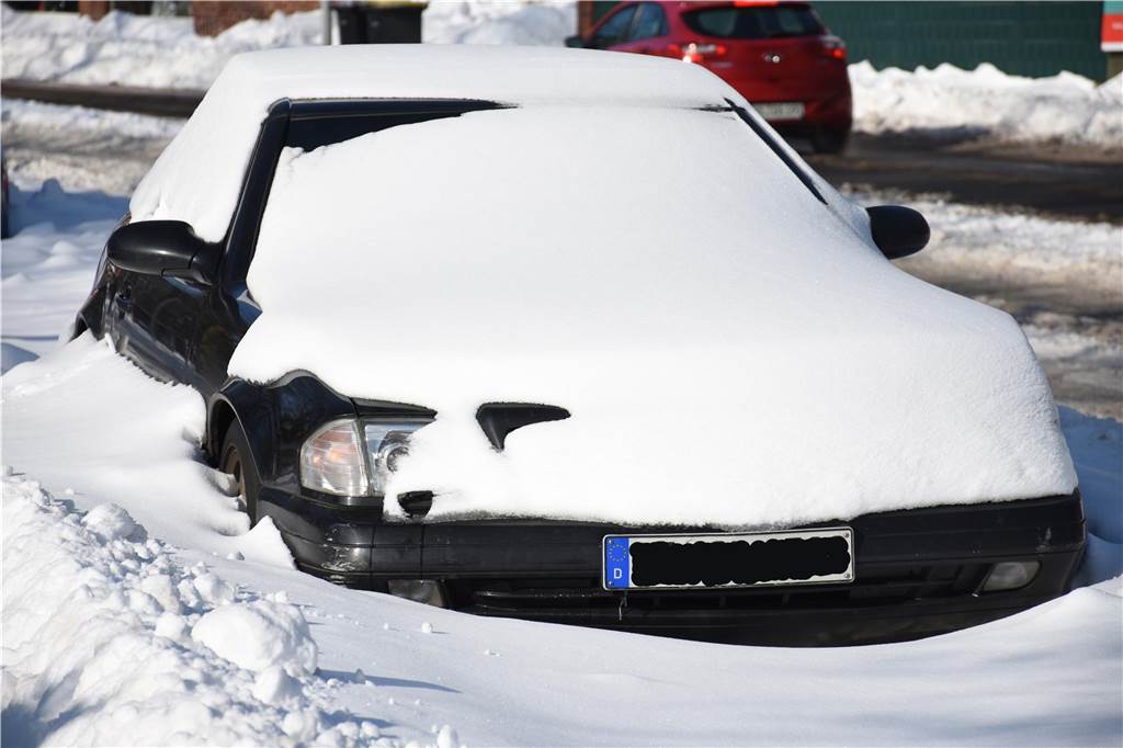 Ein verschneites Auto.