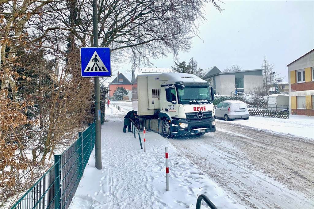 Chaos im Berufsverkehr: Autofahrer mussten auf Schneepflüge warten Für diesen Lkw ging in der Aplerbecker Mark erst einmal nichts weiter.