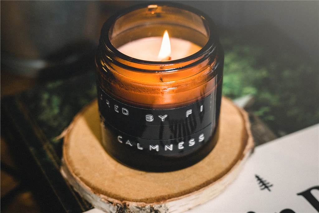 Upcycling mit Durchblick: Wie Sie Vasen und Leuchten aus altem Glas herstellen Für dieses DIY-Projekt werden gleich zwei Werkstoffe upgecycelt. Nämlich ein altes Schraubglas und Wachsreste.