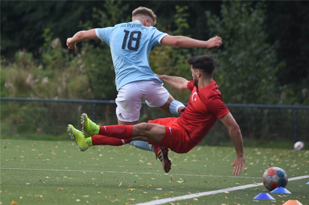 Dritte Niederlage: Der Negativlauf des TSC Kamen geht weiter Für dieses Foulspiel von Serhat Yilmaz (r.) an Wladimir Myakotin gab es die Gelbe Karte. Damit war Yilmaz gut bedient.