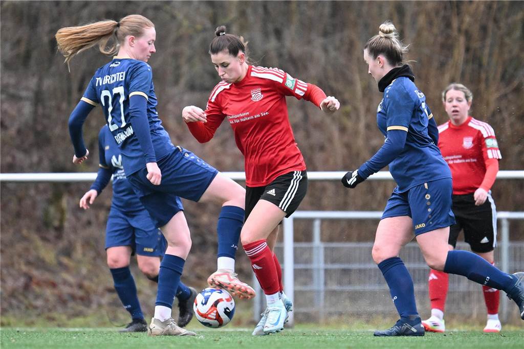 Für Dirk Giezenaar war es das letzte Spiel als Interimstrainer der Flaesheimer Frauen, beim kommenden Spiel steht Erwin Althoff an der Seitenlinie. Die Concordia lag gegen den TV Brechten zwischenzeitlich mit 0:2 zurück, glich aber dank eines Doppelschlags in der Schlussviertelstunde noch zum 2:2 aus.