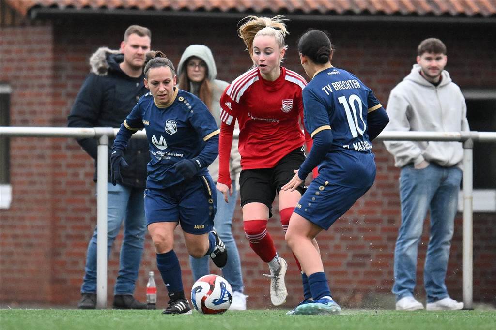 Für Dirk Giezenaar war es das letzte Spiel als Interimstrainer der Flaesheimer Frauen, beim kommenden Spiel steht Erwin Althoff an der Seitenlinie. Die Concordia lag gegen den TV Brechten zwischenzeitlich mit 0:2 zurück, glich aber dank eines Doppelschlags in der Schlussviertelstunde noch zum 2:2 aus.