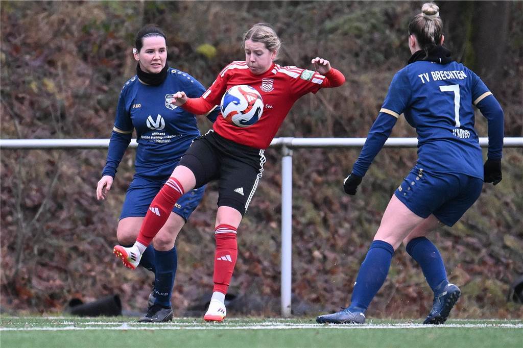 Für Dirk Giezenaar war es das letzte Spiel als Interimstrainer der Flaesheimer Frauen, beim kommenden Spiel steht Erwin Althoff an der Seitenlinie. Die Concordia lag gegen den TV Brechten zwischenzeitlich mit 0:2 zurück, glich aber dank eines Doppelschlags in der Schlussviertelstunde noch zum 2:2 aus.