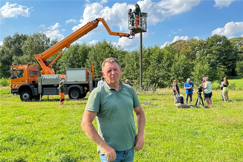 Jungstörche in Schwieringhausen beringt: Informationen über Flugrouten Dirk Lehmhaus auf der Heckrinder-Weide von dem Storchenhorst und einem Hubsteiger.