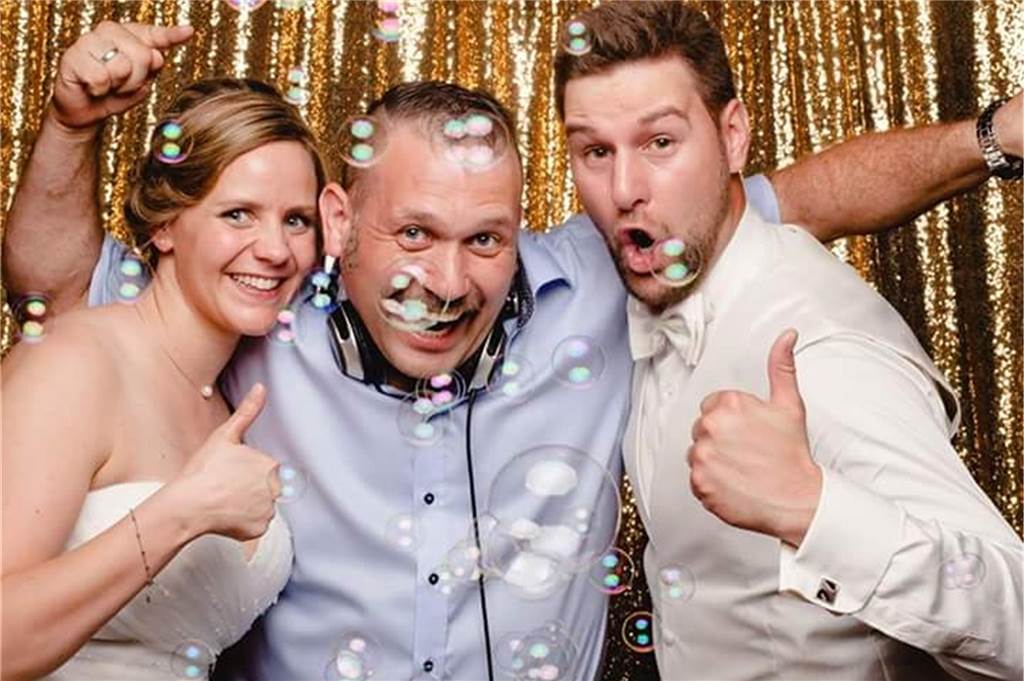 Mirko Gerhard (46) aus Werne hat rund 2000 Hochzeiten begleitet Für DJ Mirko das größte Lob: Ein Selfie mit dem Brautpaar und einem Daumen nach oben.