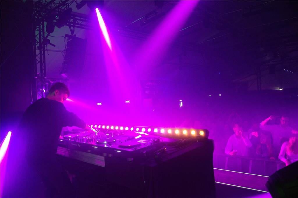 Neue Saison: 5.000 Partygäste feiern das Karpaten-Opening Dj "WeDamnz" auf der Festival-Stage.