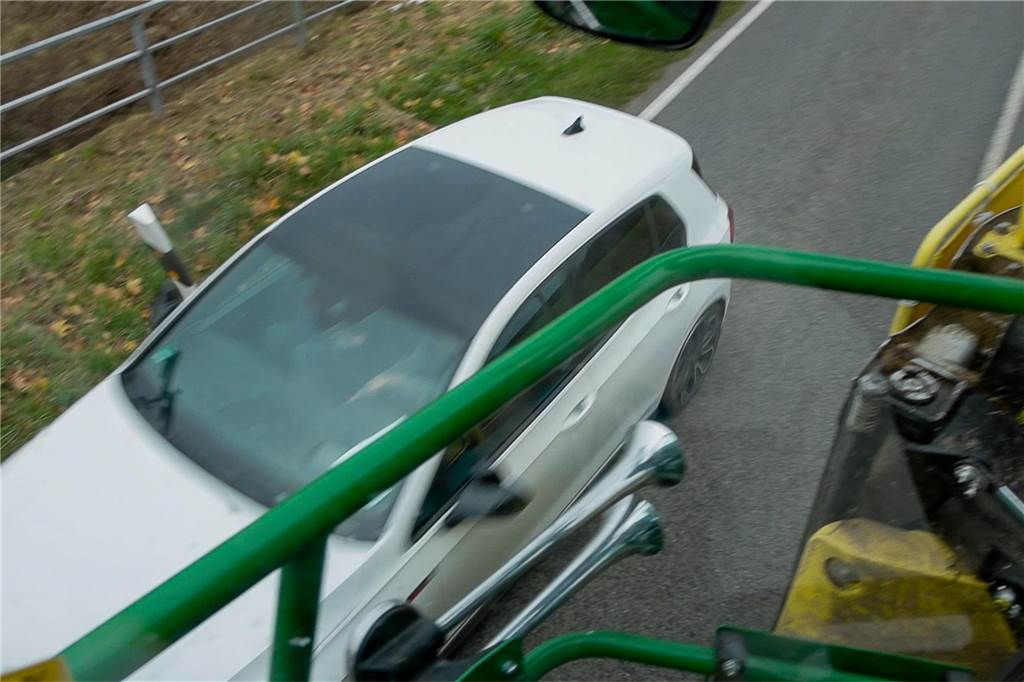 Sind Landmaschinen eine Gefahr für den Verkehr? Fahrschullehrer klärt auf Auto und Landmaschine fahren aneinander auf Landstraße vorbei