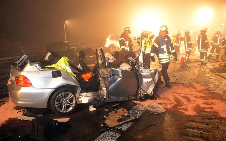 Wieso Autofahrer zu Falschfahrern werden Für drei Insassen kam jede Hilfe zu spät. Zwei weitere Menschen überlebten den Unfall mit schweren Verletzungen und kamen in ein Krankenhaus.