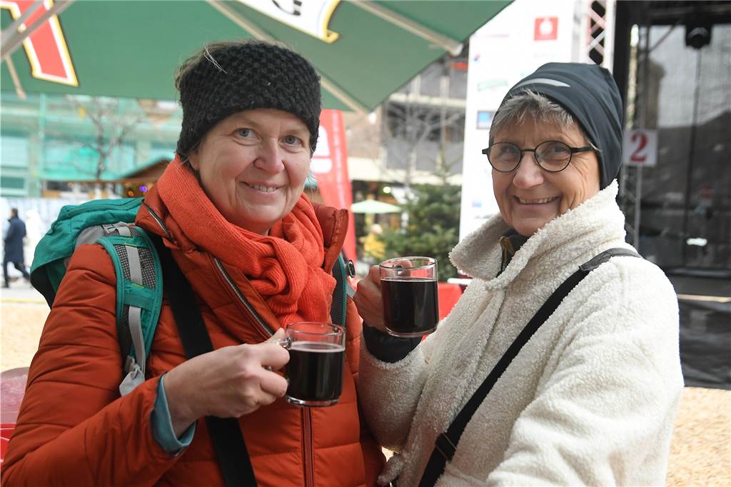 Für Durstige gibt es zum Beispiel Glühwein oder Kakao.