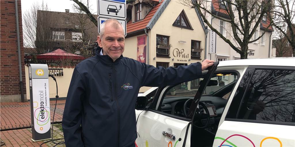 Aus für Verbrenner? So viele Stromtankstellen für E-Autos gibt es in Haltern Für ein E-Mobil der Stadtwerke Haltern nutzte Unternehmenssprecher Thomas Liedtke bereits die Ladesäule am Kärntner Platz.