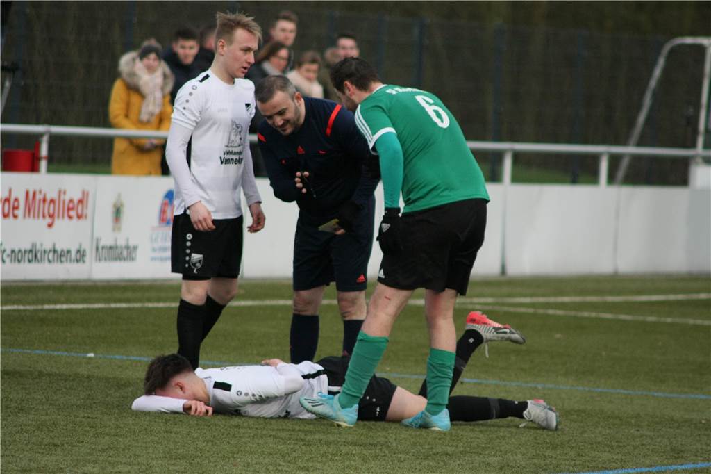 FC Nordkirchen mit Glanzleistung gegen „Kloppertruppe“ aus Merfeld Für ein Einsteigen am Robin Schwick (am Boden) bekam Linus Waltering (r.) seine erste Gelbe Karte.
