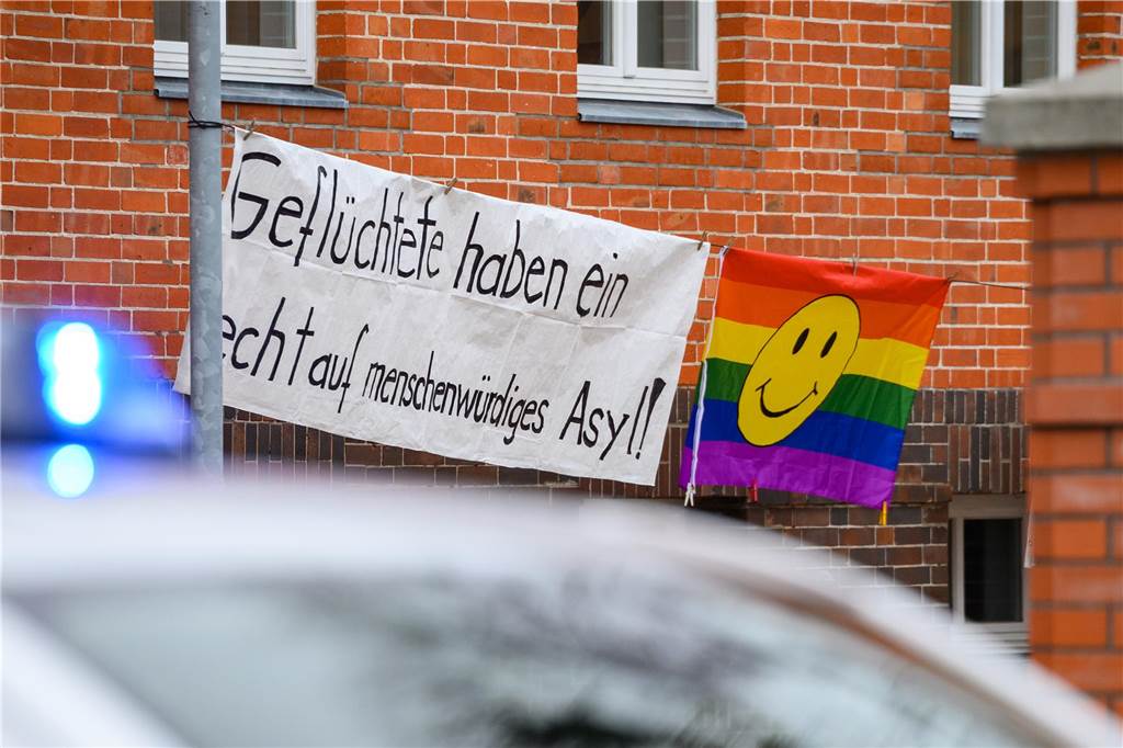 Integration in Haltern: Unternehmer kritisiert Behördendschungel Ein Banner demonstriert für ein Recht auf menschenwürdiges Asyl.