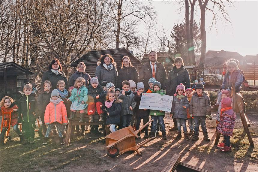 3000 Euro für neues Kindergartendach - doch noch fehlt viel Geld Für ein neues Dach am Außengelände hat die Sparkasse Westmünsterland 3000 Euro gespendet. Doch noch fehlt viel Geld.