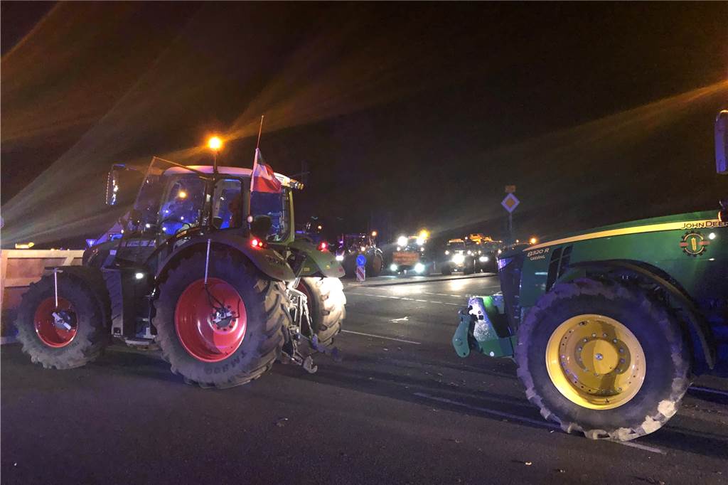 Liveticker: Landwirte aus dem Kreis Borken fahren in Kolonne zum Protest nach Bonn Für eine gute dreiviertel Stunde ging auf der Kreuzung der B224 mit der B58 nichts. Traktoren hatten die Kreuzung blockiert. Jetzt wird der Korso in Richtung Wesel geführt.