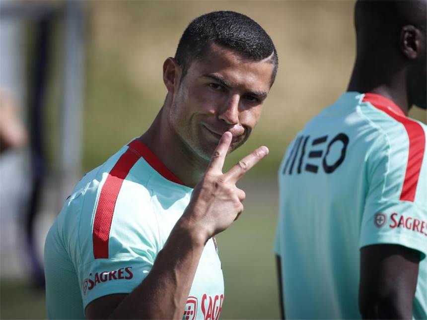 Ronaldo und die Milliarden-Frage Für eine Milliarde Euro ist Cristiano Ronaldo definitiv zu haben. Foto: Filipe Amorim