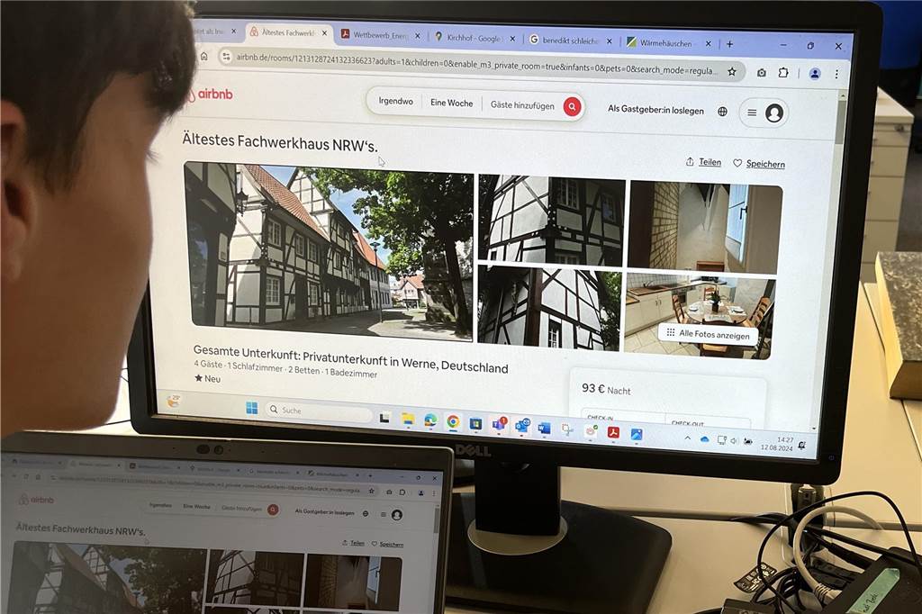 Ein Mensch schaut auf einen Bildschirm. 