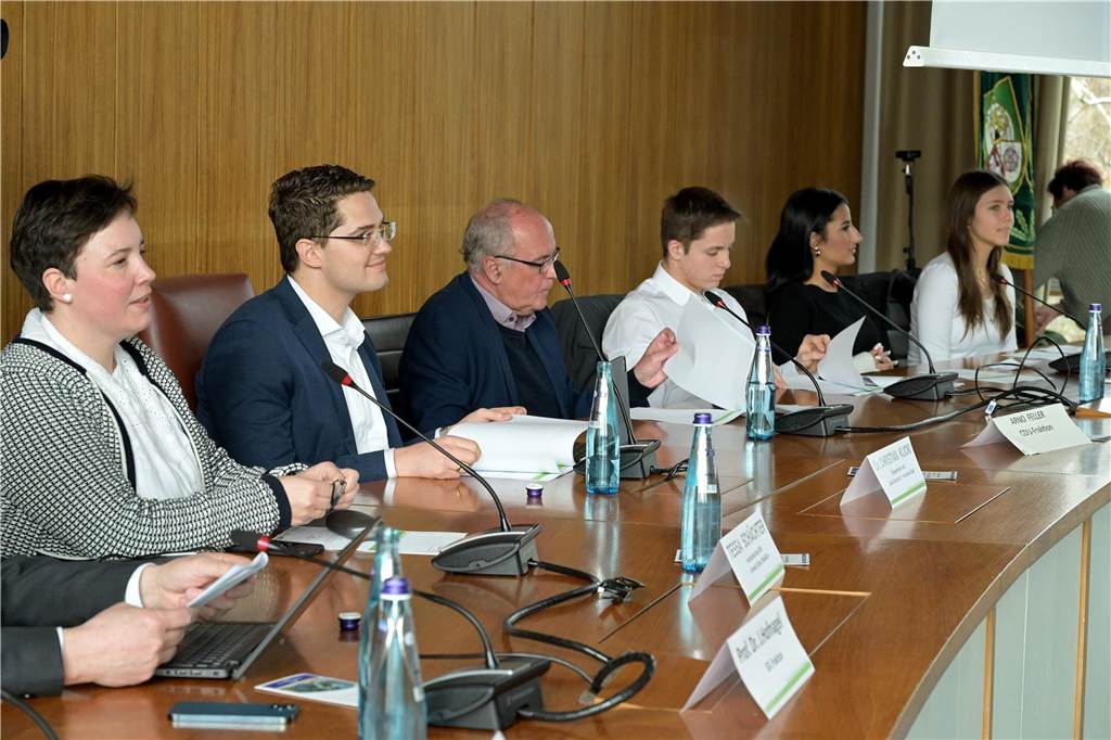 Für eine Podiumsdiskussion mit Vertretern aus der Politik ging es anschließend in den Ratssaal. 