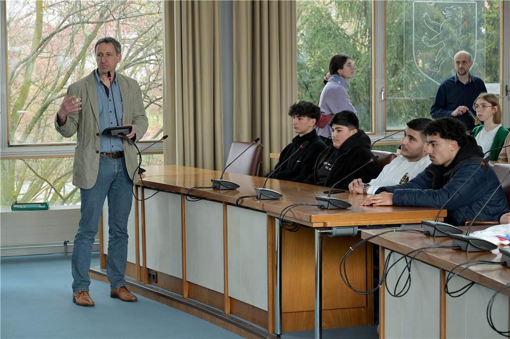 Für eine Podiumsdiskussion mit Vertretern aus der Politik ging es anschließend in den Ratssaal. 