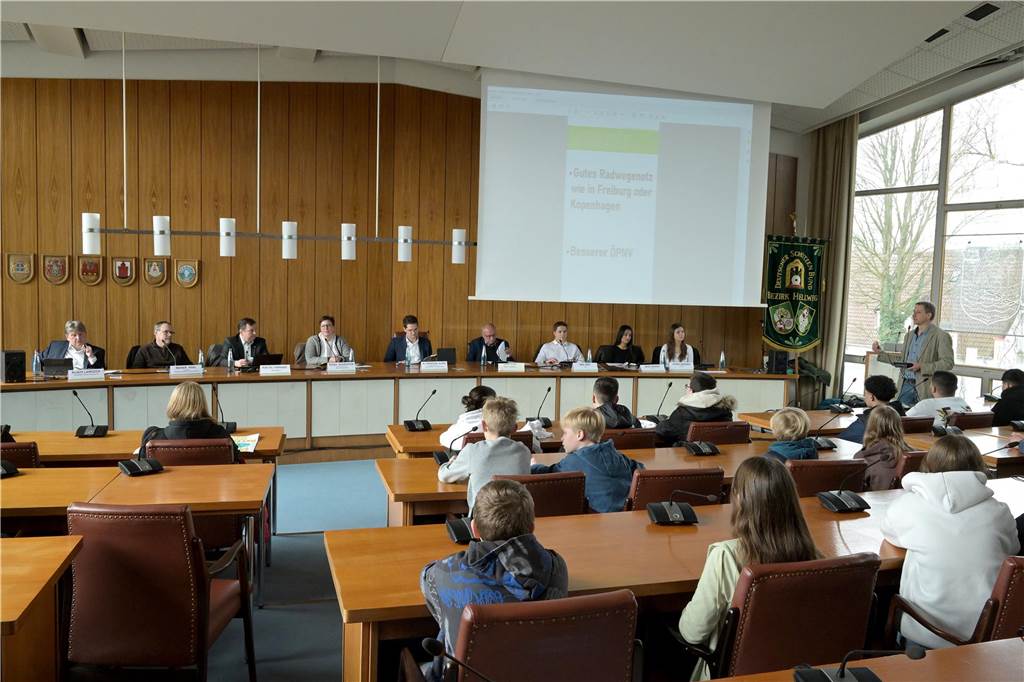 Für eine Podiumsdiskussion mit Vertretern aus der Politik ging es anschließend in den Ratssaal. 