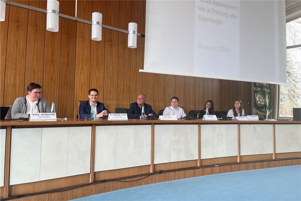 Für eine Podiumsdiskussion mit Vertretern aus der Politik ging es anschließend in den Ratssaal. 