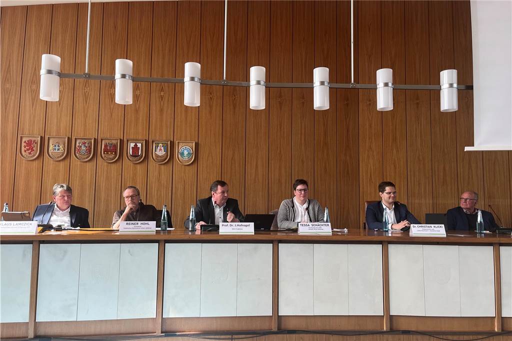 Für eine Podiumsdiskussion mit Vertretern aus der Politik ging es anschließend in den Ratssaal. 
