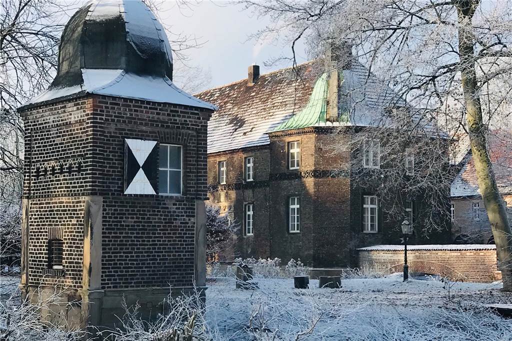 Die schönsten Standesamt-Alternativen in Castrop-Rauxel Schloss Bladenhorst im Winter.