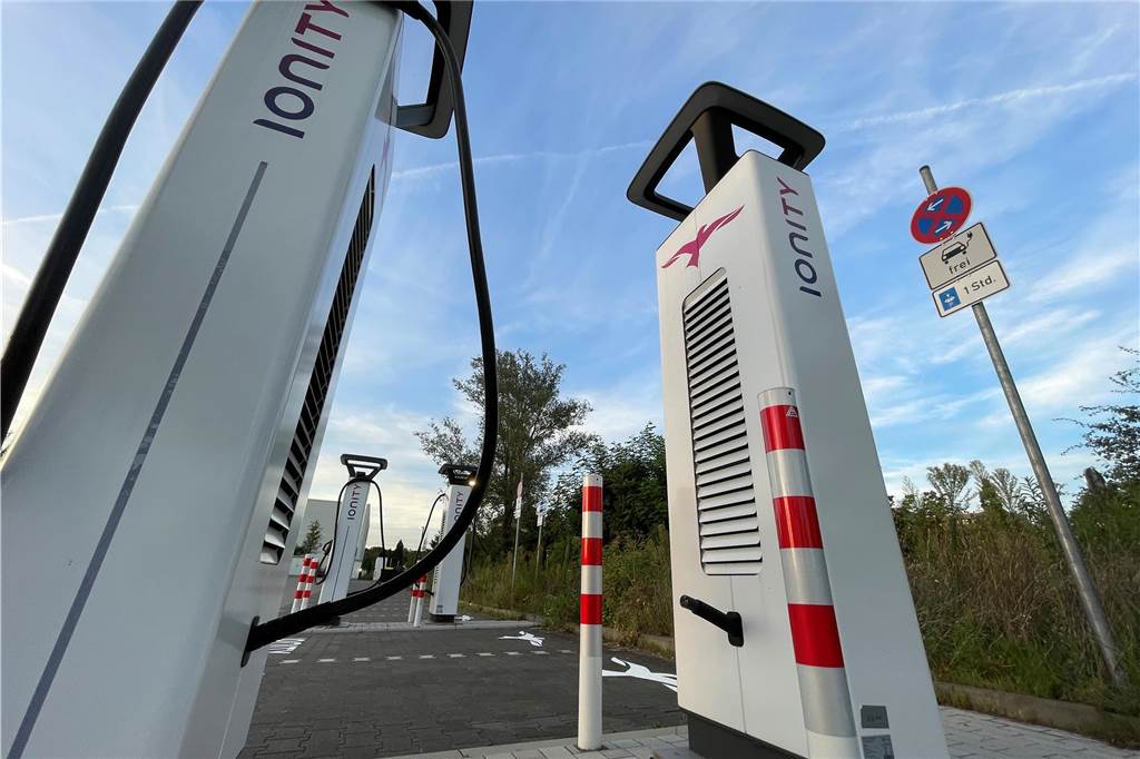 Ionity-Ladepark sollte Anfang 2023 starten: Westnetz nennt Gründe für Verzögerung Für eine Stunde dürfen Autos hier mit Parkscheibe stehen. Also je nach Einstellung der Parkscheibe maximal 1:29 Stunde.