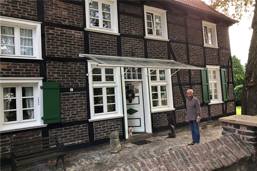 Besitzer verärgert über „Blickfang“ vor prachtvollem Gutshof-Denkmal Für eine Verbreiterung des Gehweges an der Hauptstraße musste die alte Mauer aus Ziegelsteinen weichen. Klaus von Arnim bedauert, dass sie damals nicht denkmalgerecht erneuert worden war wie sie noch auf der Längsseite mit dem Hauseingang vorhanden ist.