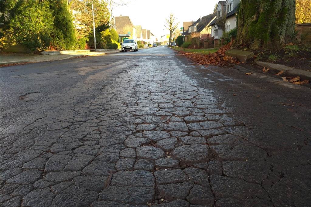 Gerhard Weigel warnt bei Anliegerbeiträgen: „Das ist ein Jokerspiel“ Für einen Abschnitt der Straße Hohenheide ist laut Stadtverwaltung Fröndenberg schon bekannt, dass dort ein beitragspflichtiger Straßenneubau, der 1,5 Millionen Euro kosten würde, vonnöten ist.