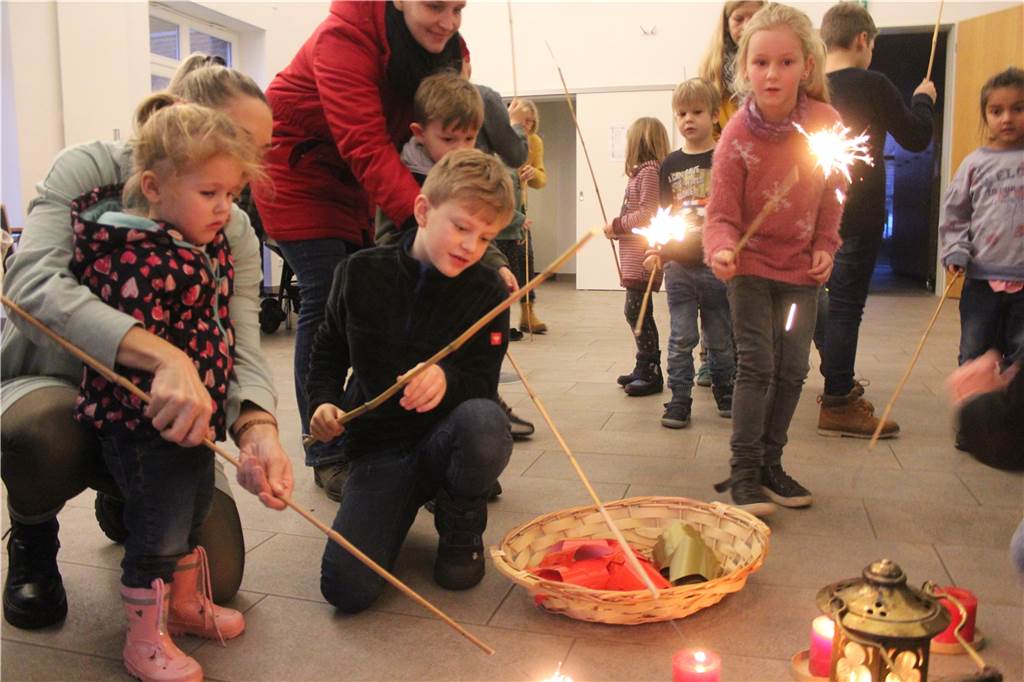 Sterne für den Weg der guten Wünsche: Eine neue Aktion in Erle Für einen kurzen Moment funkeln Wunderkerzen im Familienzentrum in Erle auf.