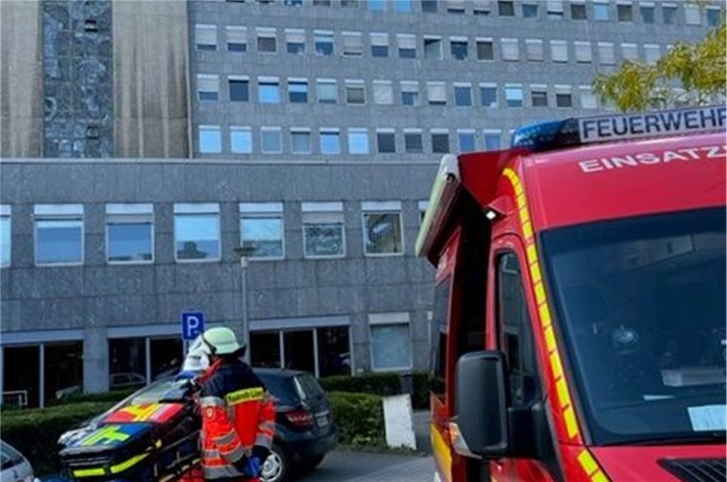 Feuerwehr rückt mit mehreren Wagen zum St. Marien Hospital Lünen aus Für einen möglichen Rettungseinsatz war schon alles vorbereitet.