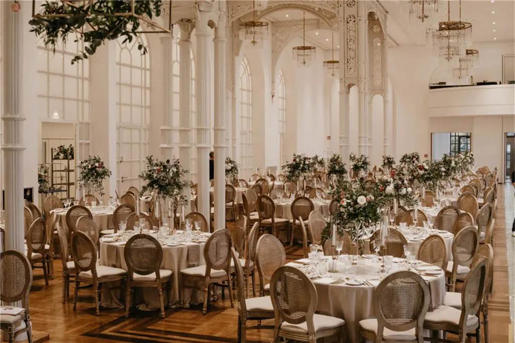 Familie Rock stattet 100 Hochzeiten an einem Wochenende aus Eine Hochzeitslocation.