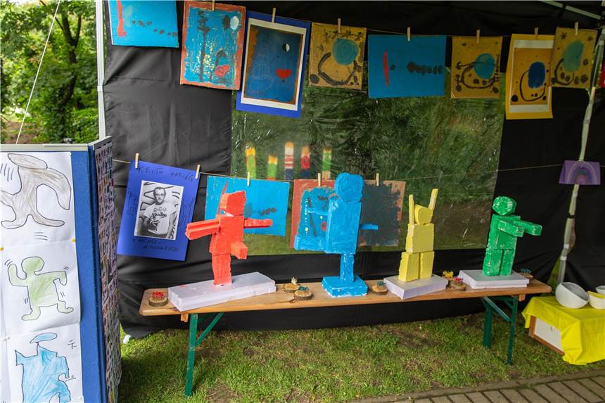 Kindergarten Ekel: Ausstellung Kunst und Natur begeisterte Für einen Tag konnten sich die Kinder des Kindergarten Ekel fühlen wie richtige Künstler. Ihre Werke wurden ausgestellt und den Besuchern vorgestellt.