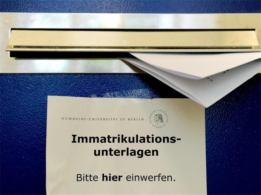 Neue Studiengänge: Von Nachhaltigkeit und Border Studies Für einige Master-Studiengänge ist die Berwerbungsfrist noch nicht abgelaufen. Interessierte haben noch die Chance sich auf einen Platz zu bewerben. Foto: Jens Kalaene/dpa